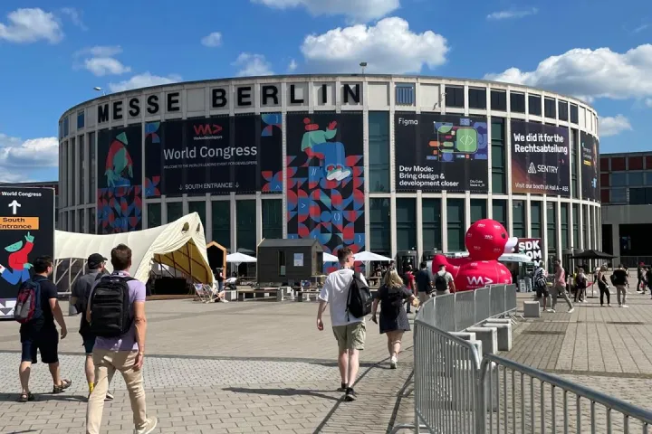 Das Kongresszentrum vom Eingang auf der Südseite aus gesehen